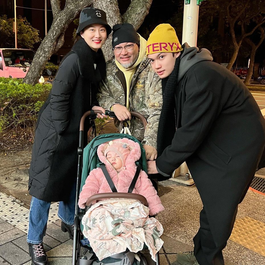 趙小僑(左起)、劉亮佐、劉子銓及典典寶寶一家人一起迎接新年。圖／摘自臉書