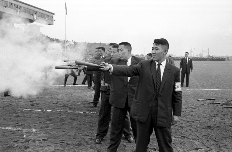1961年1月8日，北部地區永安演習在台北市綜合體育場舉行，圖為化學武器演練，施放瓦斯槍彈。圖／聯合報系資料照片