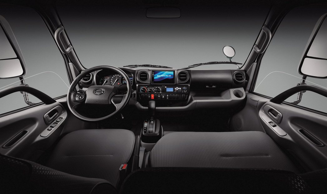 HINO 300系內裝配備多項便捷功能讓駕駛更容易。 圖／和泰汽車提供
