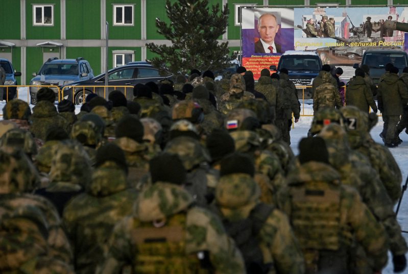 俄罗斯在2023年军力排名中名列第二。图为在俄罗斯鄂木斯克出发前的仪式上，部分军队动员期间招募的俄罗斯预备役人员走向印有俄罗斯总统普亭肖像的横幅。路透(photo:UDN)