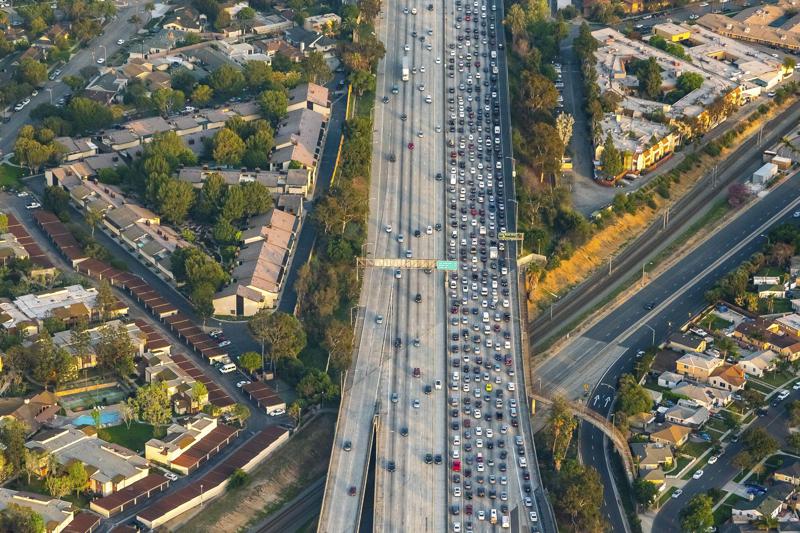 加州710州際公路，塞車是常事，長龍中的車輛怠速排放廢氣造成空汙，嚴重影響公路沿線的100多萬戶民眾。圖為2016年檔案照片。路透/ Alamy