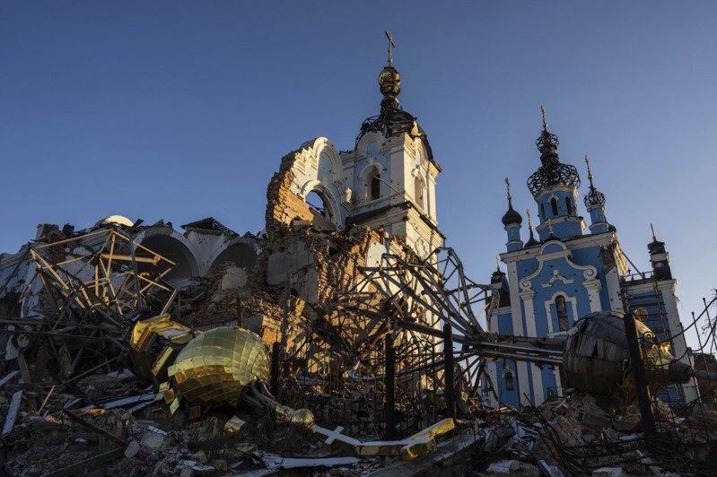 乌克兰波哥罗迪契涅村一座东正教教堂遭俄军砲火摧毁，一个穹顶七日倒在教堂前。（美联社）(photo:UDN)