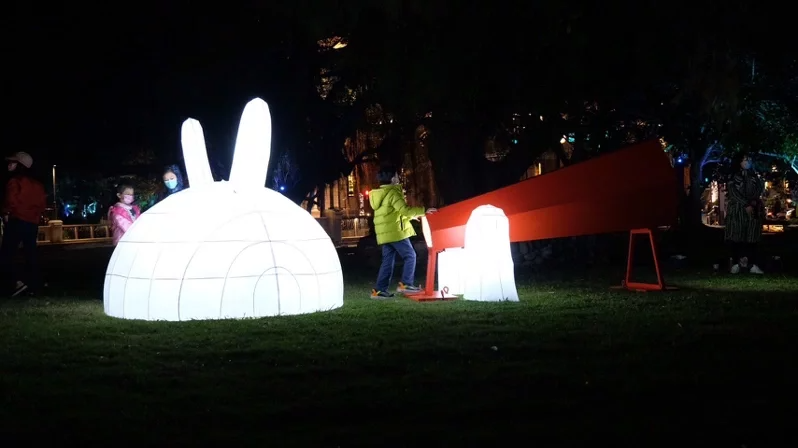 「米洗兔」由新竹市在地藝術團隊廖栢賢，在草坪上擺放可愛的胡蘿蔔望遠鏡，從望遠鏡裡...