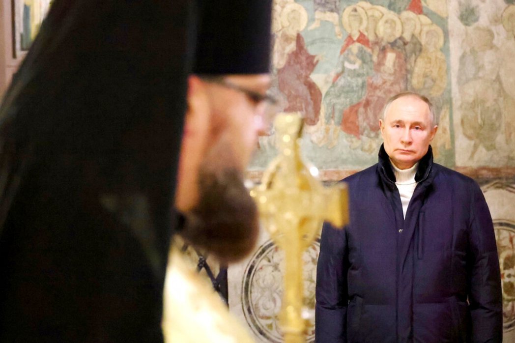 俄羅斯總統普丁獨自參加克里姆林宮大教堂東正教耶誕節禮拜。 圖／美聯社