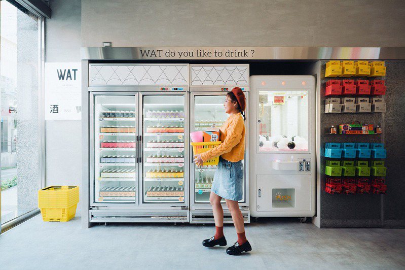 像在便利商店一樣隨性自在，WAT近期全新改裝概念店「WAT信義旗艦便利店」，以銀灰色系與大片落地窗打造未來感空間。 圖／WAT提供