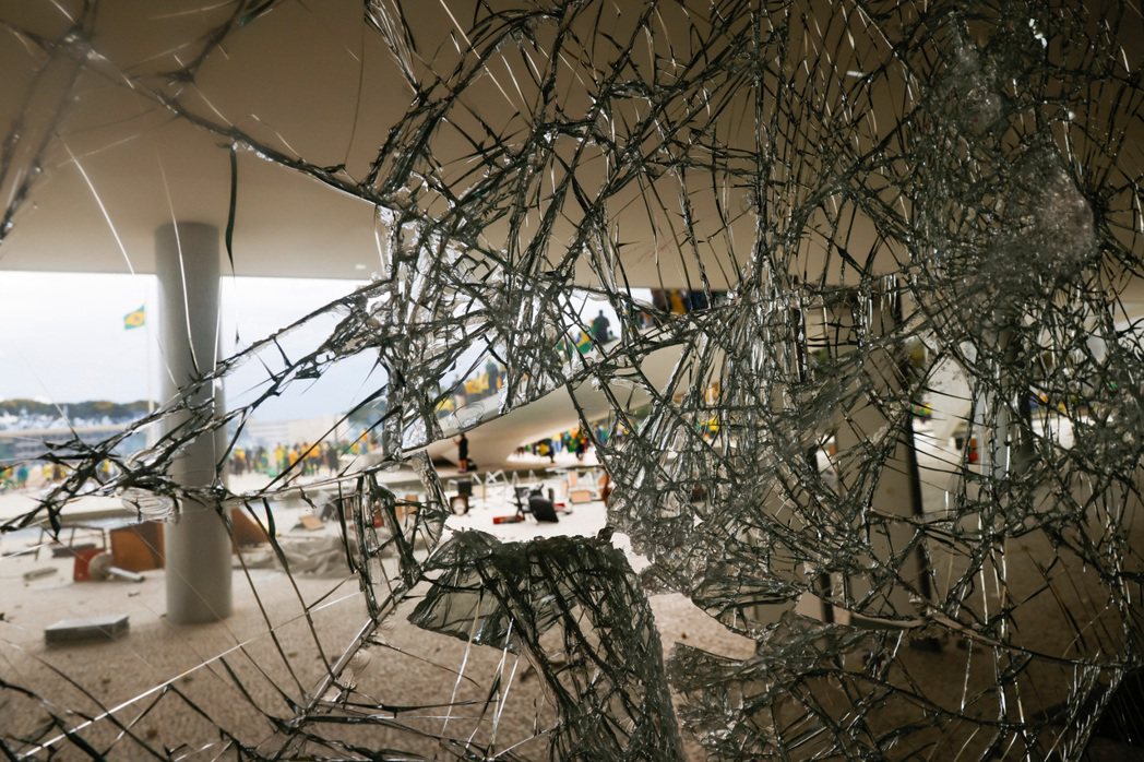 國會建物的玻璃被打碎。 圖／路透社