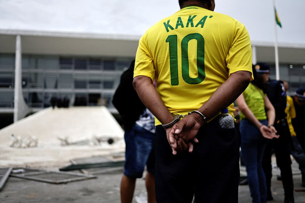 身穿巴西傳奇球星卡卡球衣、闖入國會的博索納羅支持者。 圖／路透社
