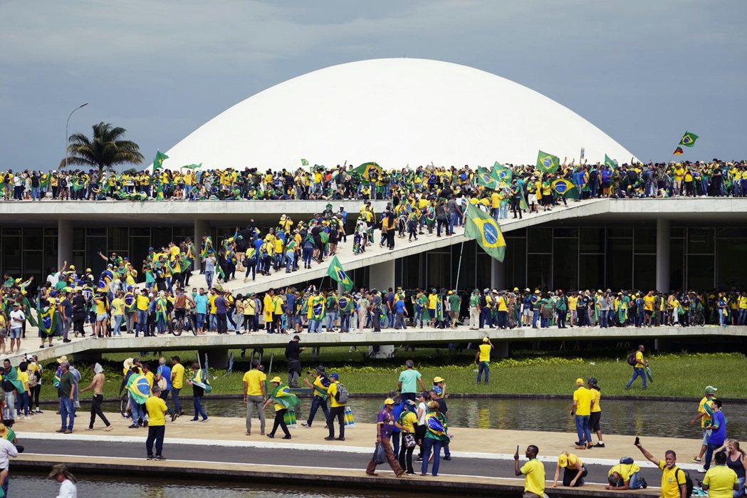 支持博索納羅的示威民眾穿上巴西國家隊球衣，闖入政府重地，讓極右政治意涵的陰影，依...
