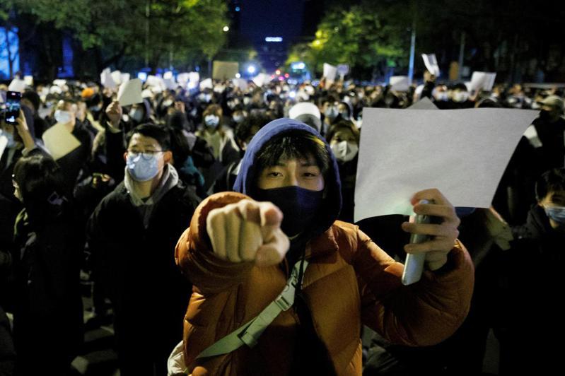 圖為去年11月27日北京出現的「白紙運動」。(路透)