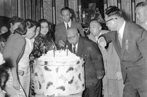 1957年1月10日，革命元老陳肇英舉行七秩壽誕，圖為陳肇英吹蠟燭許願情形。圖／聯合報系資料照片