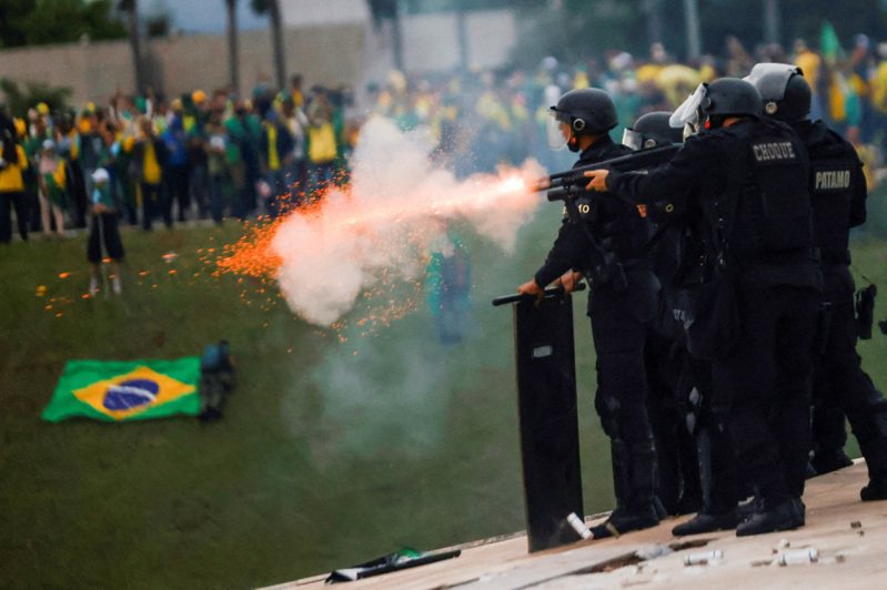 巴西暴民闖進國會和總統府，衝擊投資人信心。路透