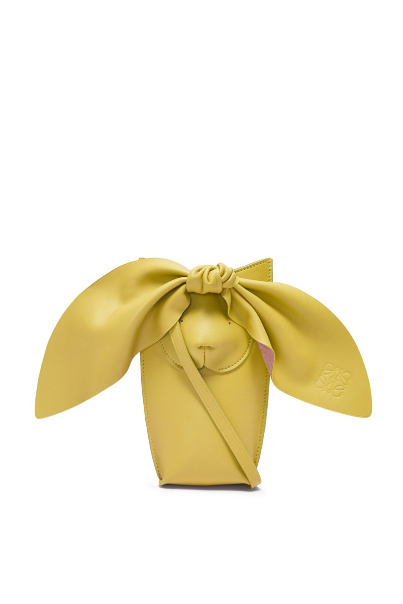 LOEWE兔年限定系列檸檬黃兔子造型迷你斜背小包，29,000元。圖／LOEWE提供
