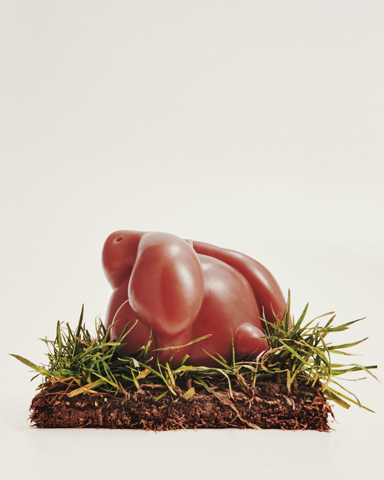 LOEWE兔年限定系列煙燻玫瑰粉兔子造型蠟燭，5,900元。圖／LOEWE提供