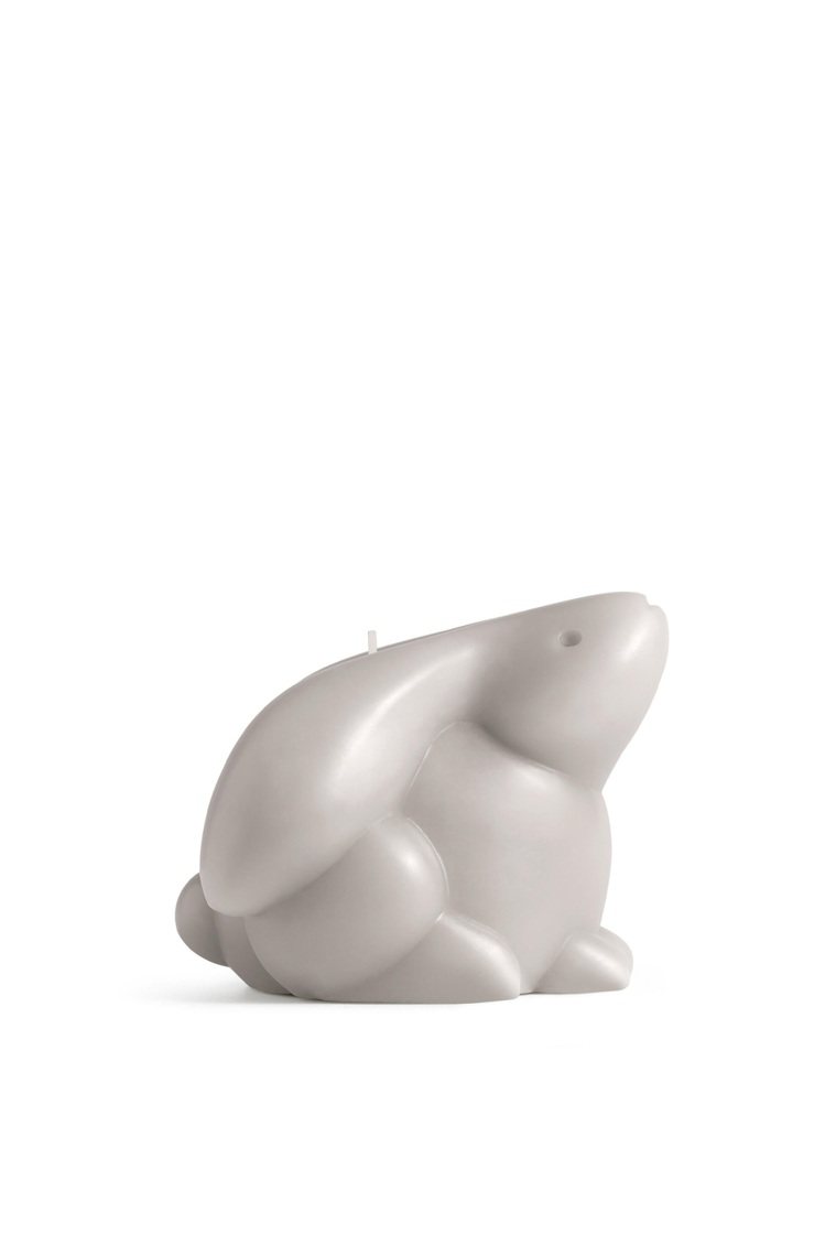 LOEWE兔年限定系列迷霧灰兔子造型蠟燭，5,900元。圖／LOEWE提供