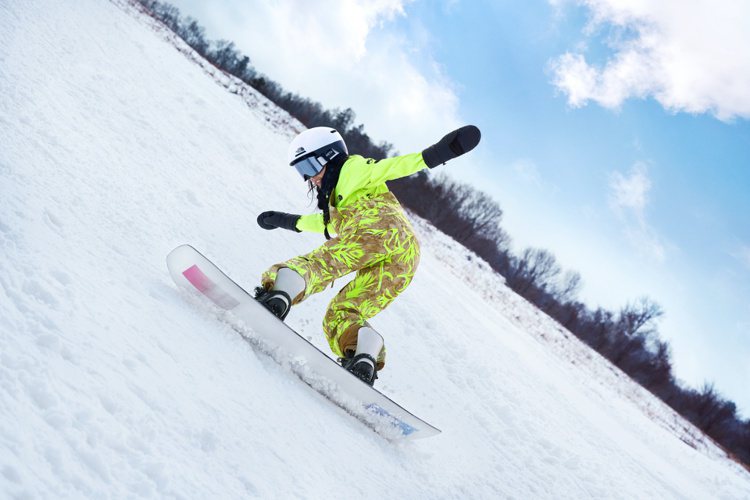The North Face新款雪服，採用亮眼的螢光配色，讓玩家在雪場上成為焦點。圖／The North Face提供
