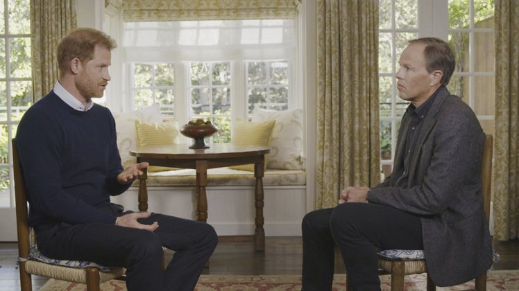 哈利王子（左）接受ITV主持人湯姆布萊德比專訪，再度語出驚人。（美聯社）