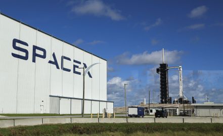 特斯拉創辦人馬斯克投資的SpaceX領頭衝刺發射低軌衛星，啟碁（6285）、昇達科等台灣低軌衛星鏈出貨大爆發。（美聯社）