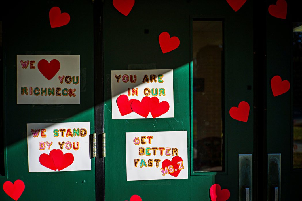 美國維吉尼亞州1月6日發生一起小學校園槍擊案，案發後學童於教室公布欄貼上祝福語，...