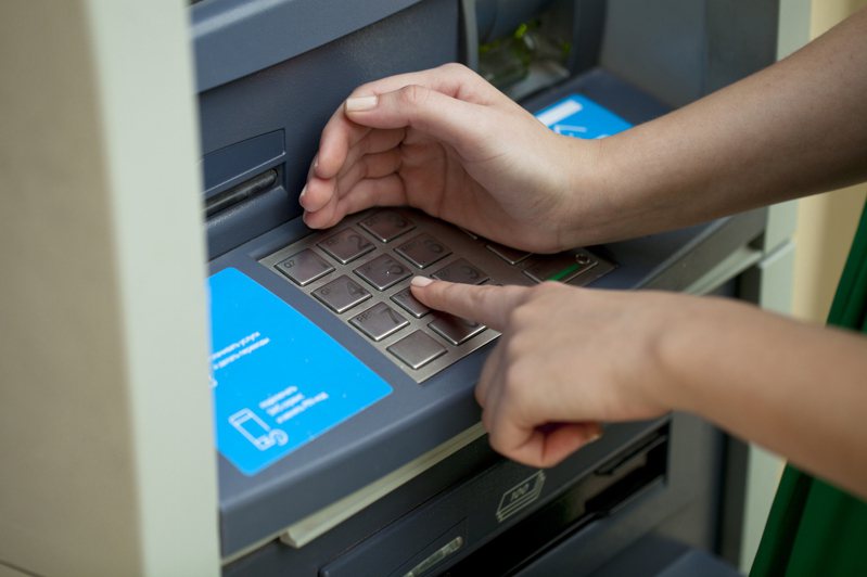 有人會在超商ATM重複領錢，遭質疑可能是詐騙集團車手。示意圖／ingimage