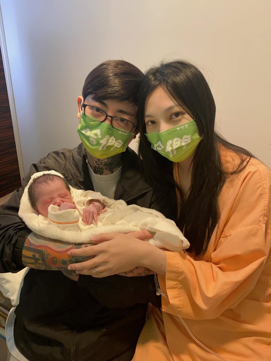 謝和弦和老婆陳緗妮去年喜迎女兒「謝音悅」。 圖／擷自臉書