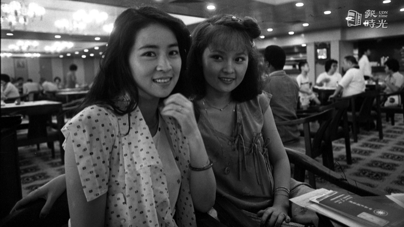 女星林鳳嬌（左）與鄧美芳（右），利用拍片空檔結伴出國旅行。圖／聯合報系資料照（1980/07/26 程川康攝影）