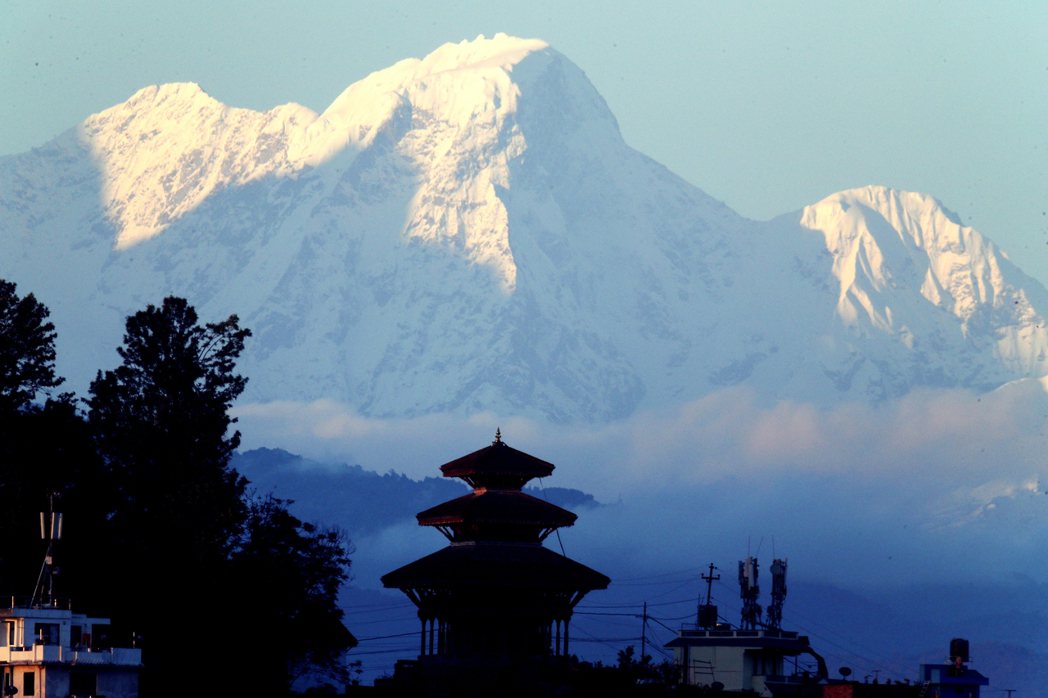 喜馬拉雅山脈Dorje Lakpa山下的尼泊爾印度教寺廟。 圖／路透社　