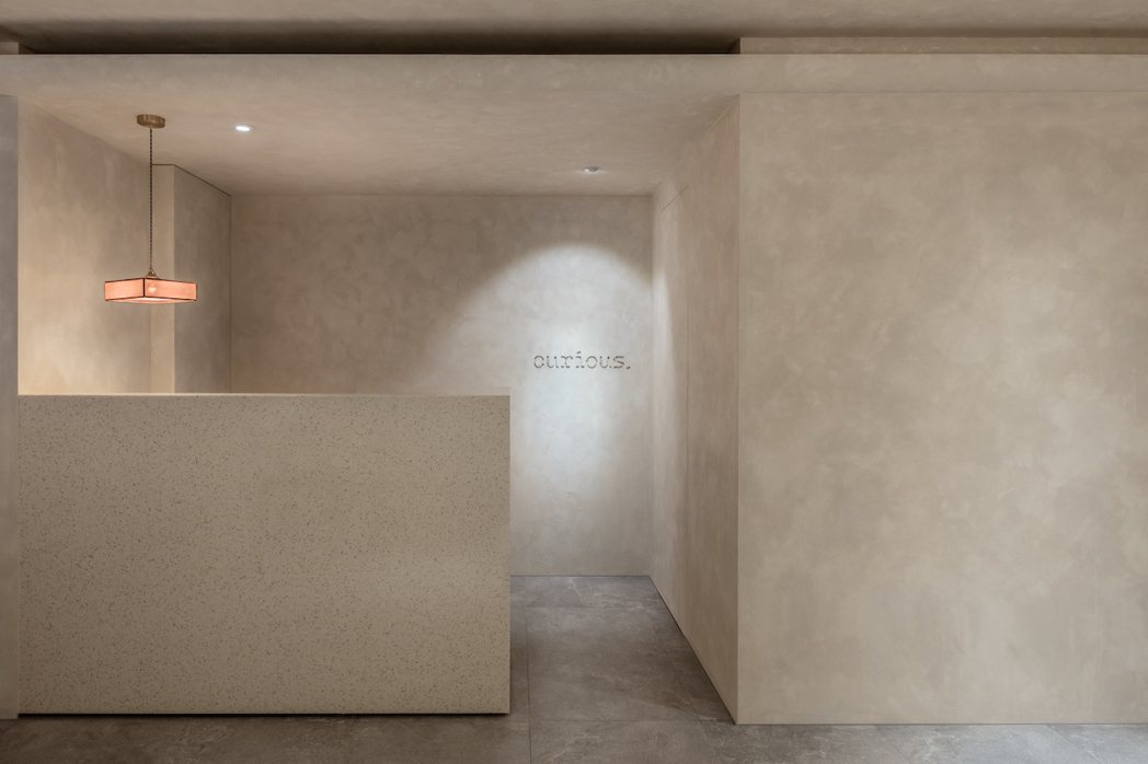「Curious Table」，以義大利原石建築為概念，延續餐廳入口的調性。
