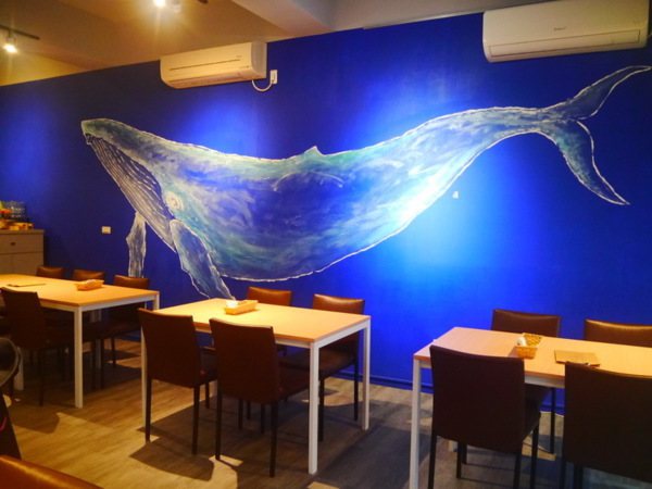 店內牆上的藍鯨