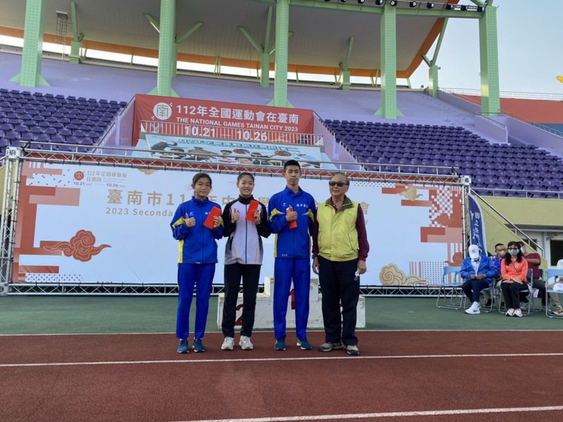 台南市國中生王宜蓁(由左至右) 、游千霈、吳宏崙，參加市中運田徑項目均破大會紀錄。圖／南市體育局提供
