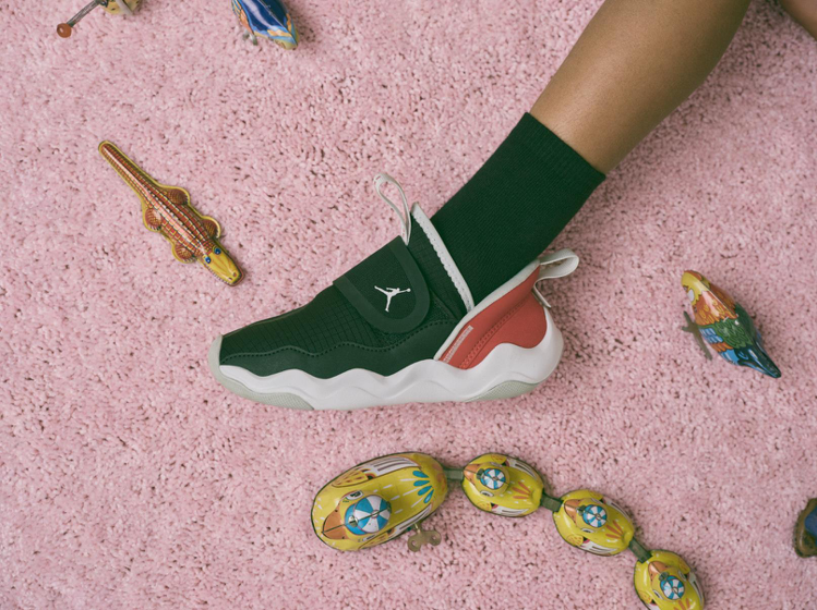 Jordan Brand推出一款專為兒童體驗而設計的23/7運動鞋，標榜好穿脫，能讓孩童學習自發性行動，而不被鞋履所束縛。圖／Nike提供
