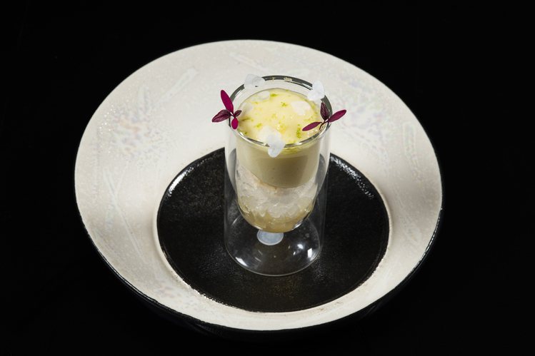 柚子冰淇淋與巴西蘭姆酒碎冰及檸檬慕斯。圖／侯布雄提供。