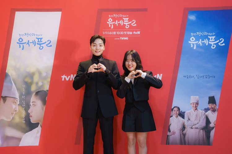 金旻載（左）、金香起合作演出戲劇「朝鮮精神科醫生劉世豐」。圖／friDay影音提供