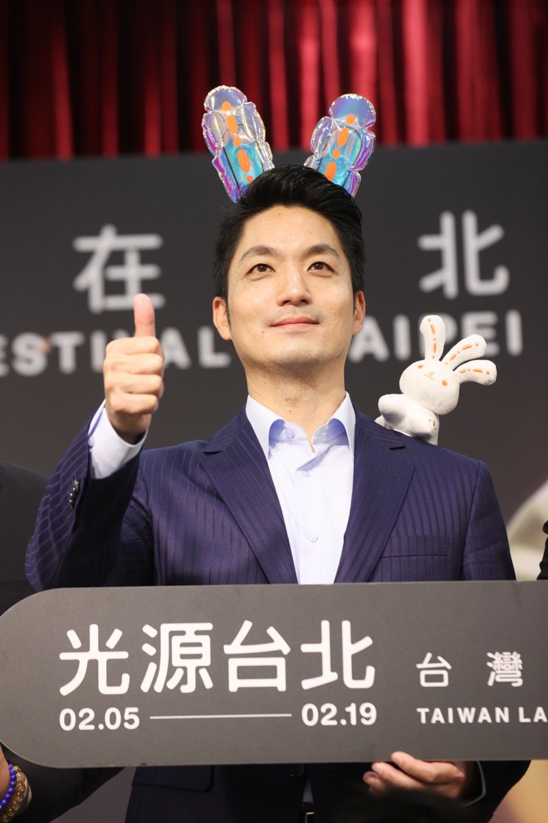 台北市長蔣萬安昨天發布台灣燈會周邊商品，化身代言人宣傳，不僅頭戴兔耳燈、肩上也有光源兔玩偶。記者余承翰／攝影