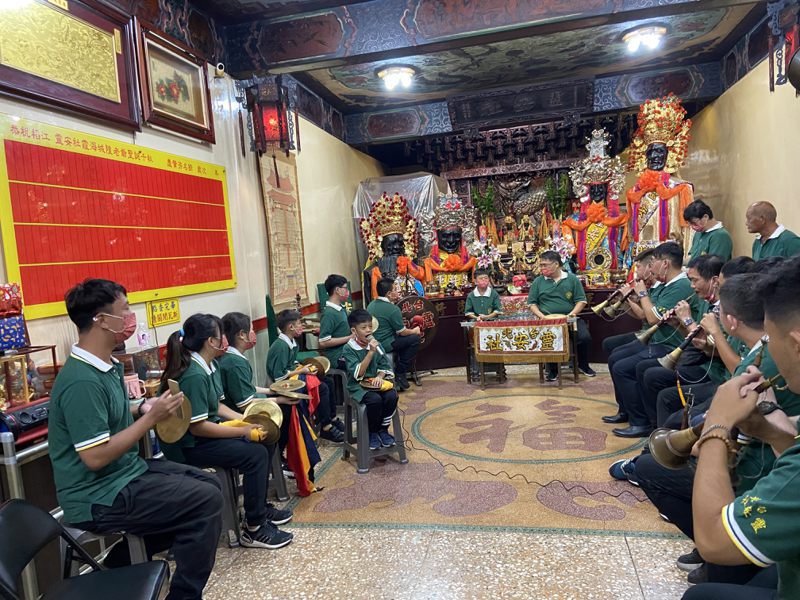 台北靈安社積極推廣北管音樂文化，招募中小學生加入傳習行列。圖／台北市文化局提供