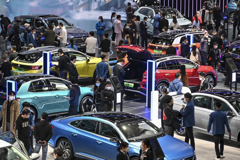 廣州汽車產量連續四年居中國大陸城市之首。圖為第二十屆廣州車展公眾日，新能源汽車受關注。（中新社）