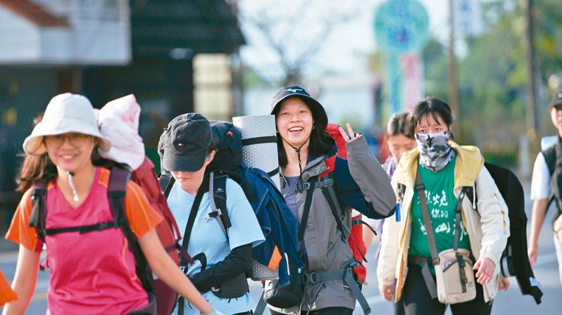 大專青年品德課程「公路上的公民課」，學員展開9天8夜、負重徒步超過120公里的公民服務課程。圖／方信淵提供