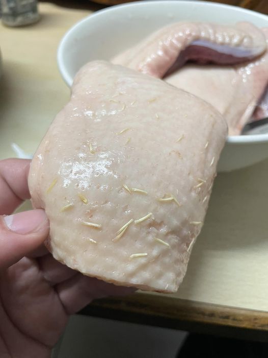 網友剛從好市多買回來的鴨胸肉上仍留有許多鴨毛，尚未剔除乾淨，看起來有點可怕。 圖擷自臉書
