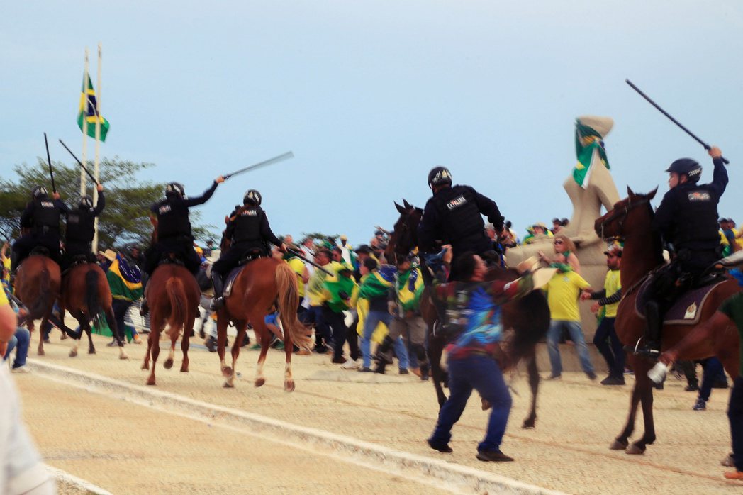 1月8日，防暴警察與支持博索納羅的示威者發生衝突。 圖／法新社 
