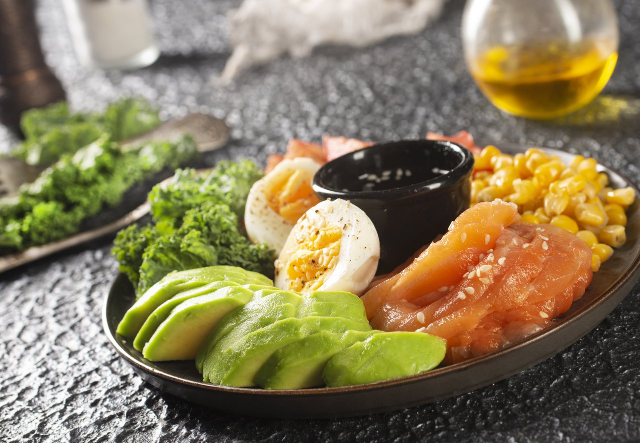 富含水果、蔬菜、全穀物、豆類和有益脂肪的飲食，有助於降低有時被稱為「壞膽固醇」的物質。