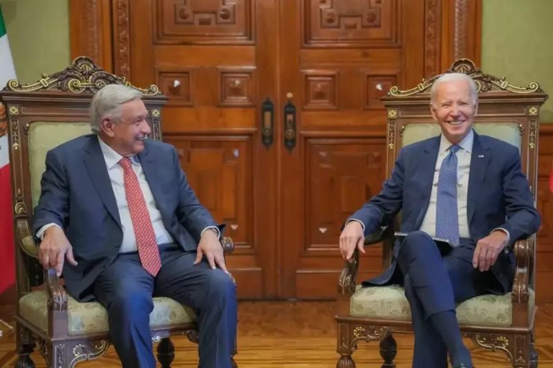美國總統拜登（右）與墨西哥總統歐布拉多（左）達成建立半導體論壇的協議。（拜登臉書）