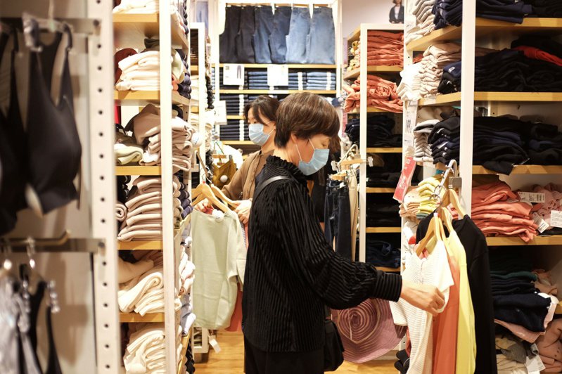 優衣庫（Uniqlo）母公司迅銷，將在3月把日本正職員工的年薪最多調漲四成左右，接近該公司在歐美市場招聘人手的薪資水準。路透
