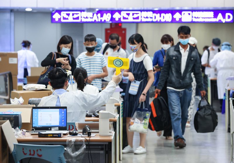 台灣自去年12月28日宣布自明年1月起對來自中國旅客進行採檢。圖為桃園機場檢疫人員舉牌招攬旅客辦理檢疫手續。聯合報系資料照／記者黃仲明攝影