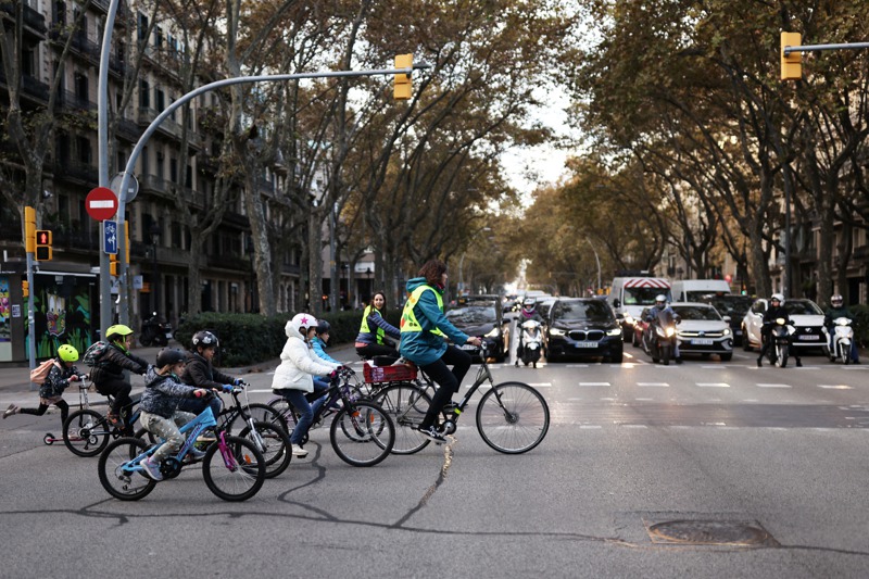 2022年11月18日西班牙巴塞隆那，孩子們與家長騎在無車街道通勤上學。這是該市自行車巴士計畫的一部分，目標到2024年，有81.54%的路程是透過步行、自行車和大眾交通工具。路透