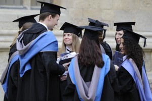 英國政府正在考慮限制外國學生到英國攻讀「低品質」課程，以及攜帶家屬到英國定居的行為，有意藉提高留學門檻來減少移民數量。路透