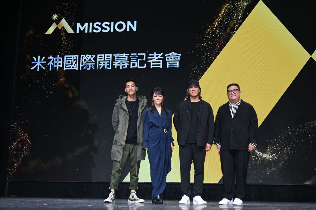 导演蓝正龙(左起)与柴智屏、张荣吉和林孝谦导演等人宣布米神国际公司成立。图／米神国际提供
