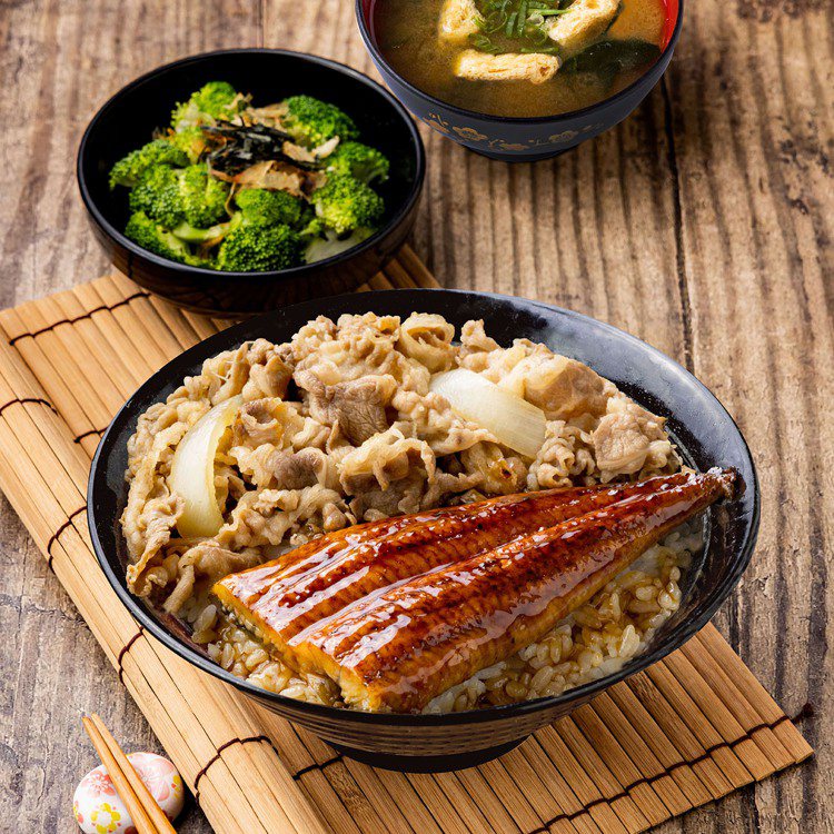 吉野家推出「牛肉蒲燒鰻魚丼」、「豚肉蒲燒鰻魚丼」，每份359元。
