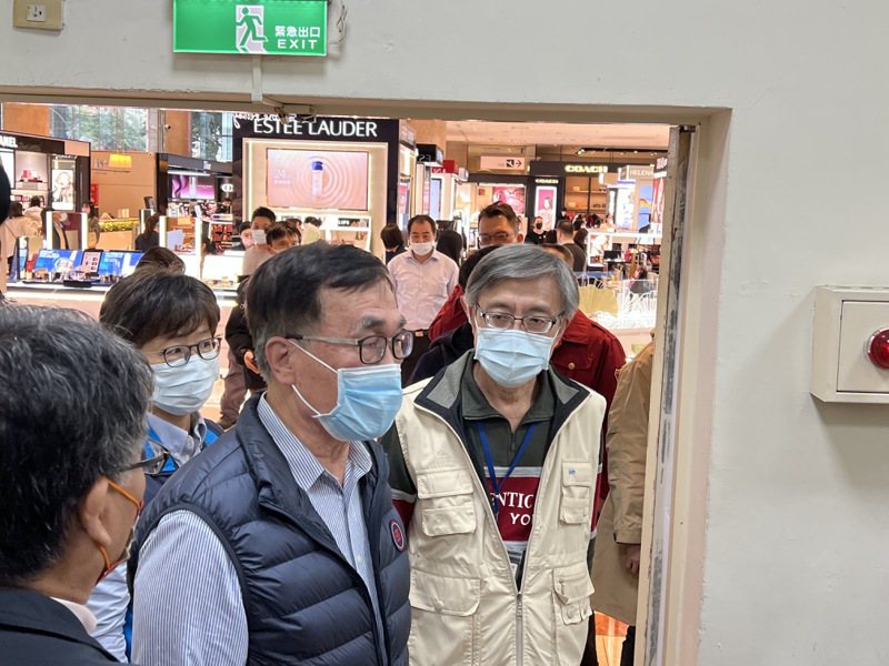 台北市副市長李四川（右二）今到視察百貨公司公安檢查。記者林佳彣／攝影