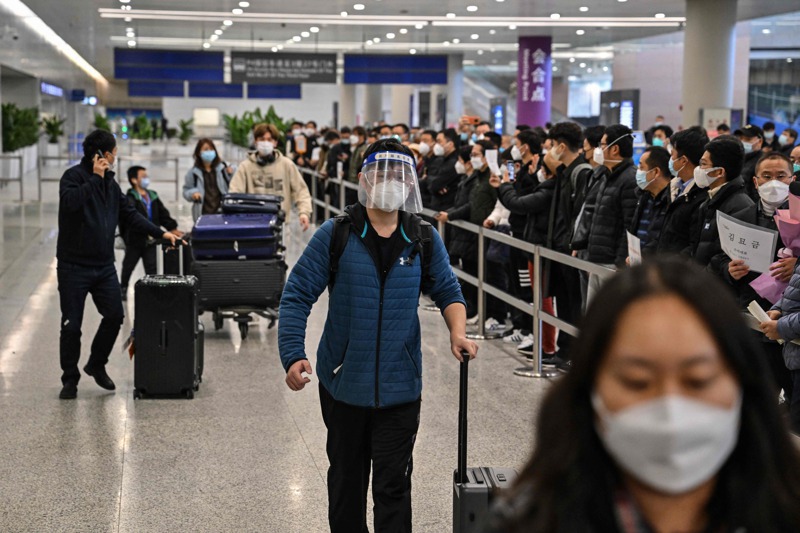 中國大陸8日重啟國門，大批旅客也準備好到海外旅行。圖為8日上海浦東機場的旅客。圖／Getty Images