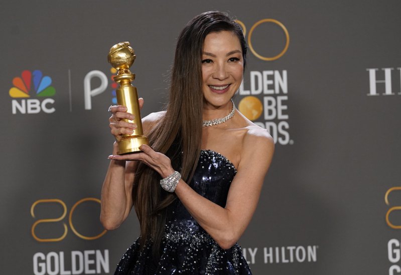 楊紫瓊以電影「媽的多重宇宙」奪下本屆金球獎音樂喜劇類最佳女主角。美聯社