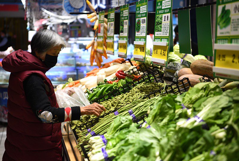 瑞銀預估今年大陸通膨溫和。圖為民眾在合肥市經開區一家超市選購蔬菜。（新華社）